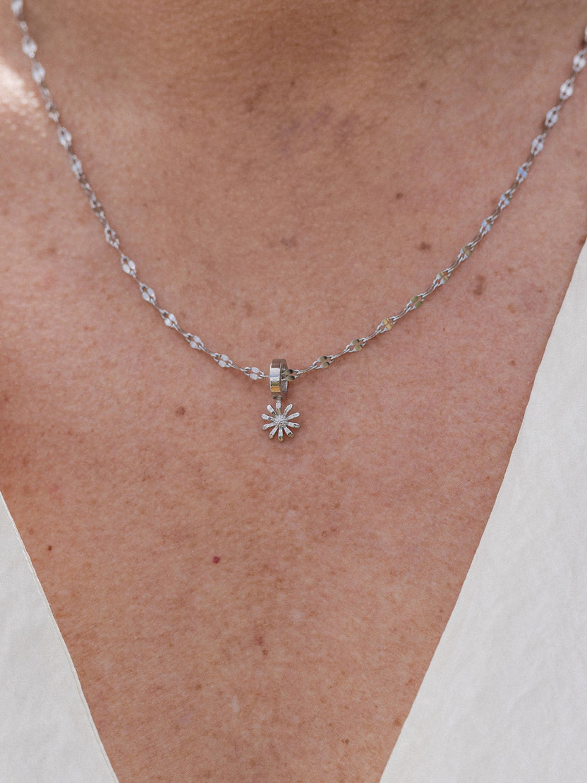 PURELEI Aster Geburtsblume September Charm in Silber, zartes Blumendesign an filigraner Kette, elegante Leichtigkeit.