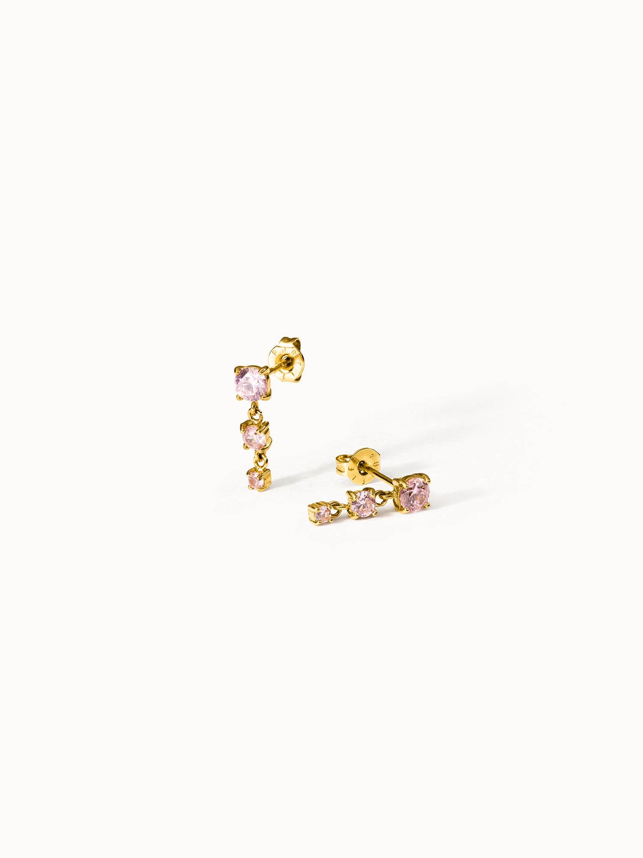 Goldene Ohrringe mit rosa Steinen, elegant und feminin, von PURELEI.