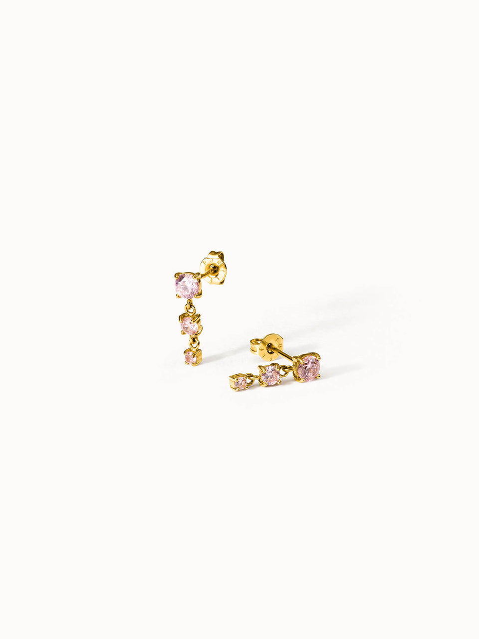 Goldene Ohrringe mit rosa Steinen, elegant und feminin, von PURELEI.