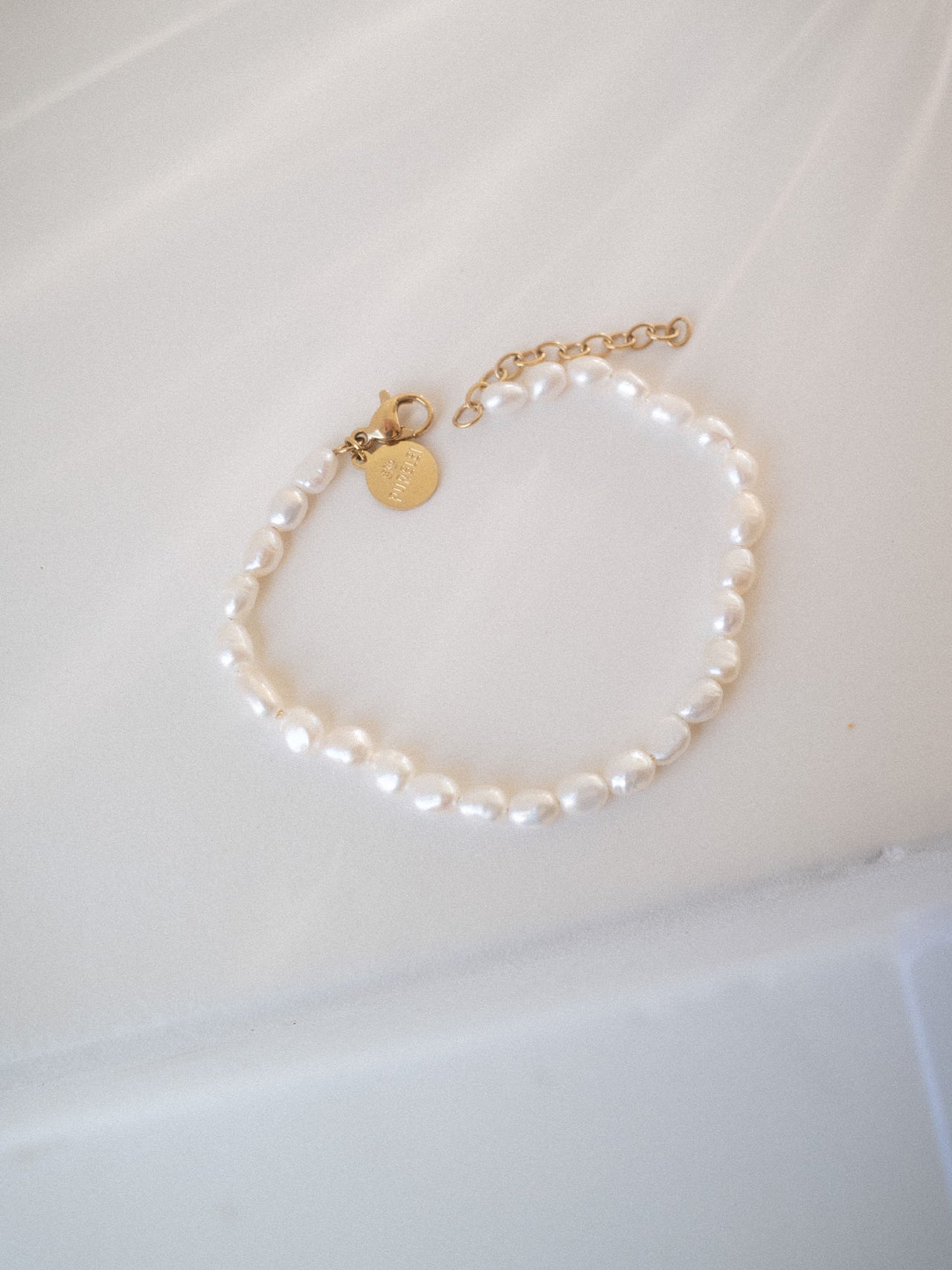 Perlenarmband in Weiß mit feinem Silberverschluss, elegant und feminin – PURELEI.