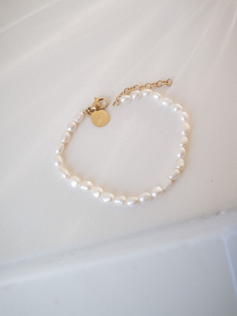 Perlenarmband in Weiß mit feinem Silberverschluss, elegant und feminin – PURELEI.