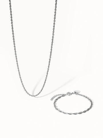 Silberne Kette und Armband mit gewundenem Design von PURELEI, elegant und zeitlos.
