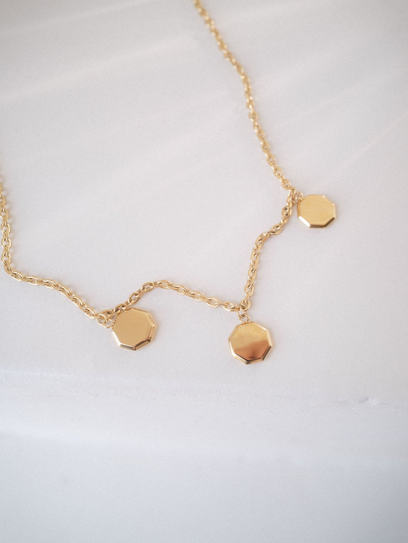 PURELEI Eternal Kette mit drei gravierbaren, achteckigen Goldanhängern – elegant, zeitlos und feminin.