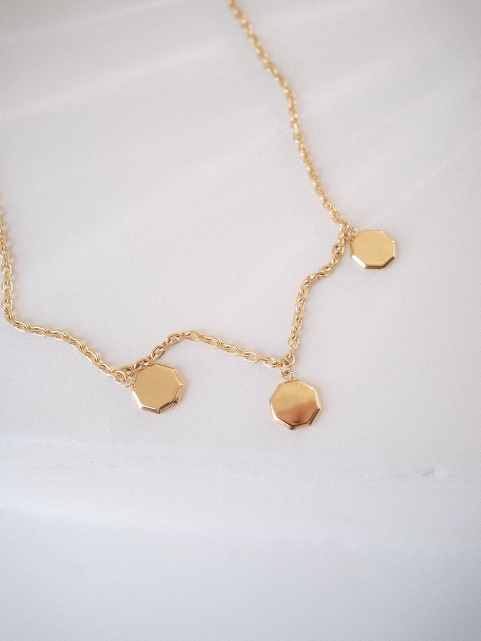 PURELEI Eternal Kette mit drei gravierbaren, achteckigen Goldanhängern – elegant, zeitlos und feminin.