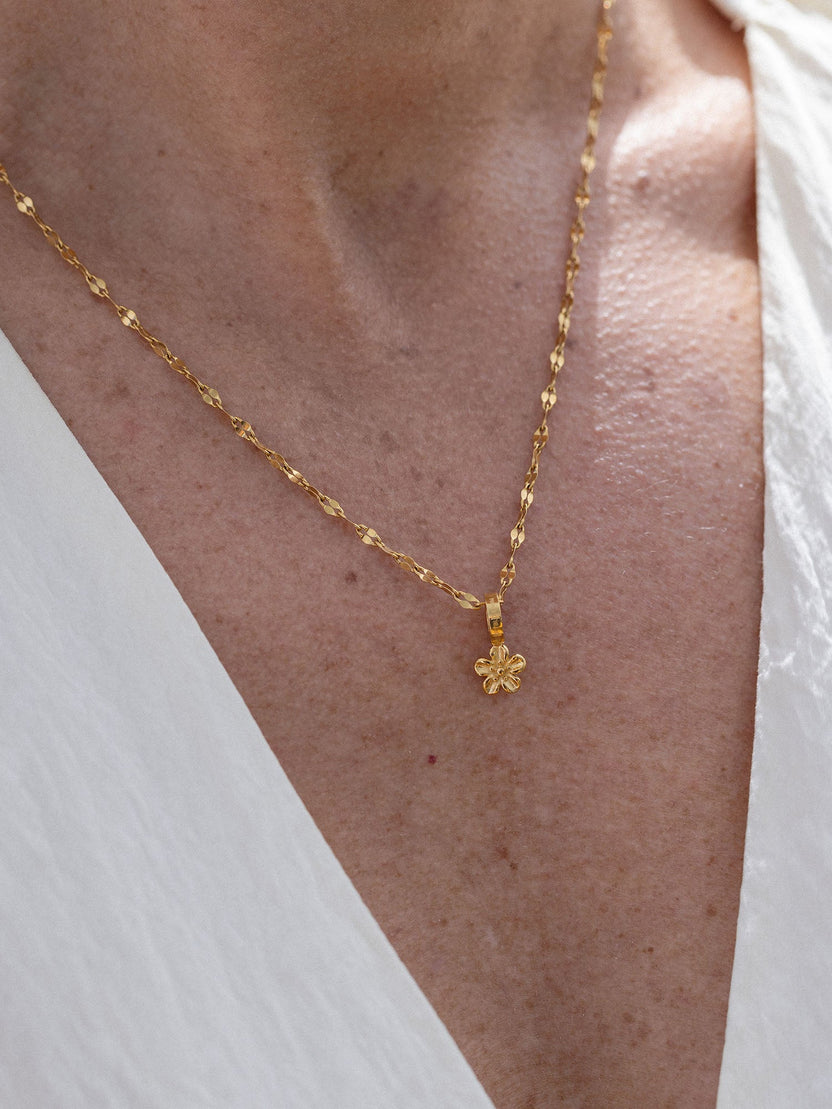 {"color":"Gold"}