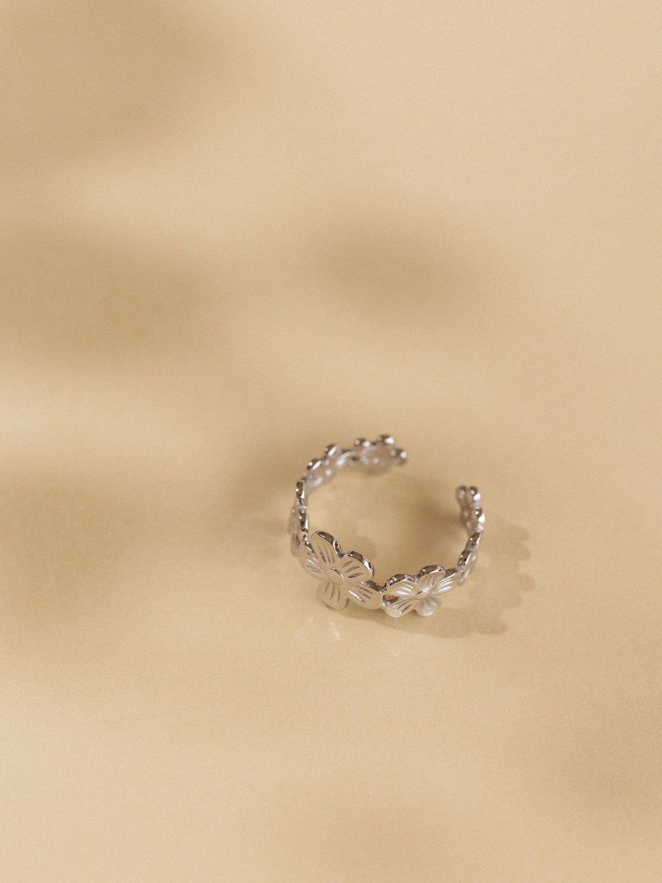 Goldener Ring mit floralen Details auf sanftem Hintergrund, PURELEI inspiriert.