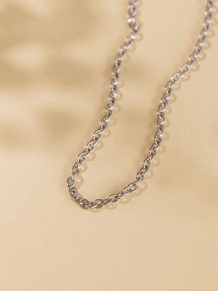 Goldene Kette mit elegantem Design von PURELEI auf sanftem Hintergrund