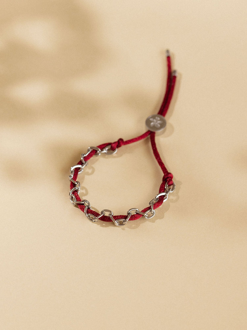 Rotes Lederarmband mit silbernen Kettengliedern, PURELEI, elegant und lässig.
