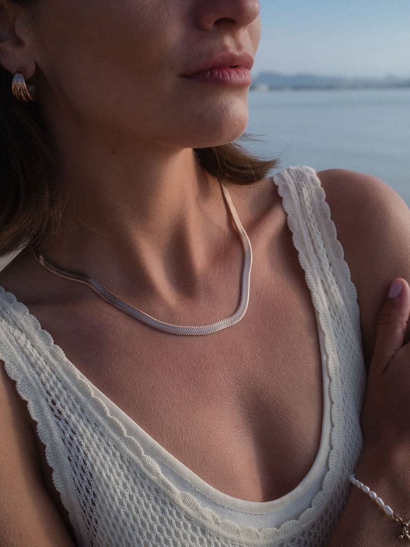 PURELEI I`Lalo Kette in Silber, breite Schlangenkette am Hals, elegant und zeitlos, natürliches Licht am Meer.