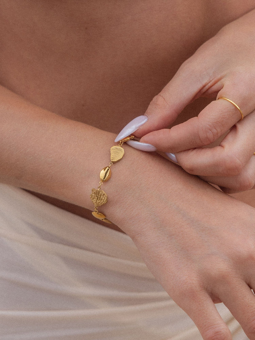 {"color":"Gold"}