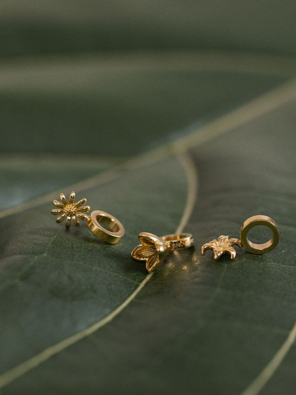 Lilie Geburtsblume Mai Charm aus 18K Gold Edelstahl, filigranes Blumen-Design, PURELEI, elegant und zeitlos.