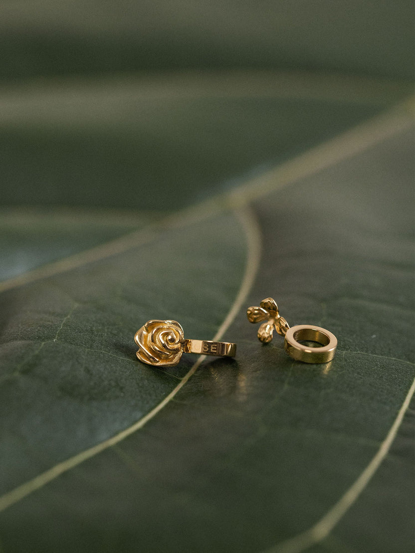 Narzisse Geburtsblume Dezember Charm in vergoldetem Edelstahl, filigran auf grünem Blatt, PURELEI Schmuck, nickelfrei.