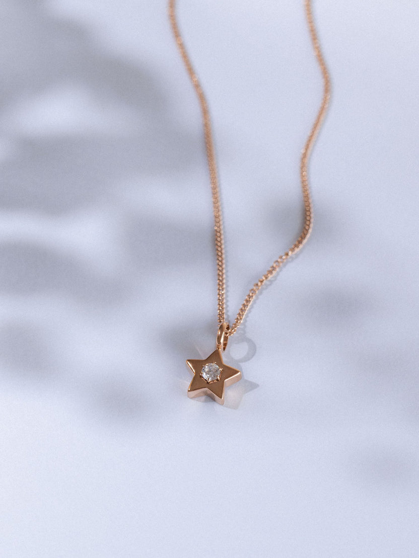 Roségoldene Kette mit Stern-Anhänger und funkelndem Detail von PURELEI.