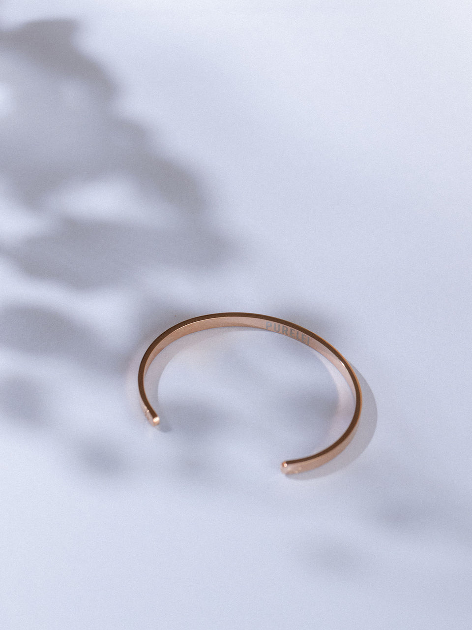 Roségoldenes offenes Armband von PURELEI auf sanftem Hintergrund, elegant und modern.