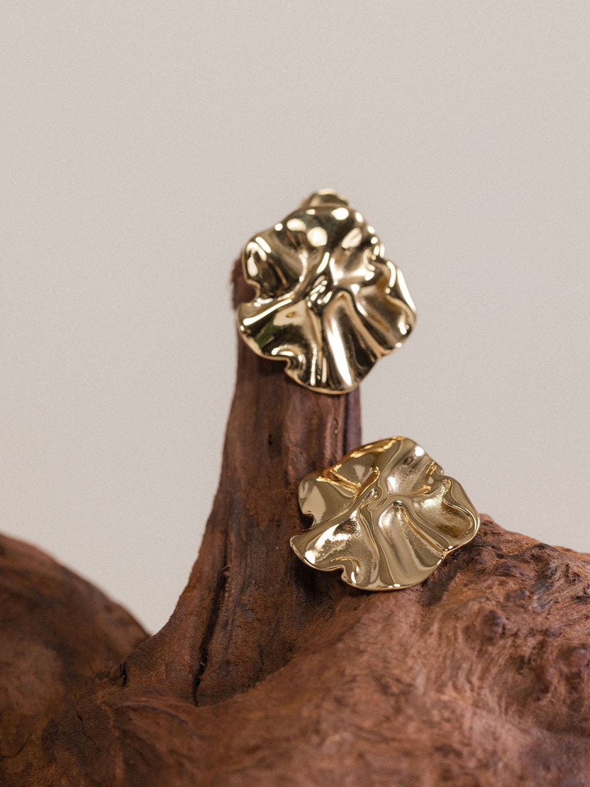 {"color":"Gold"}