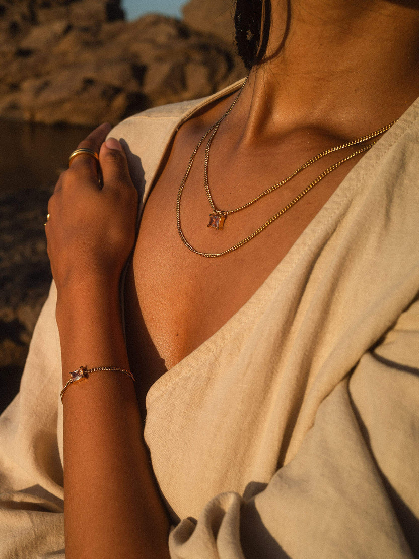 {"color":"Gold"}