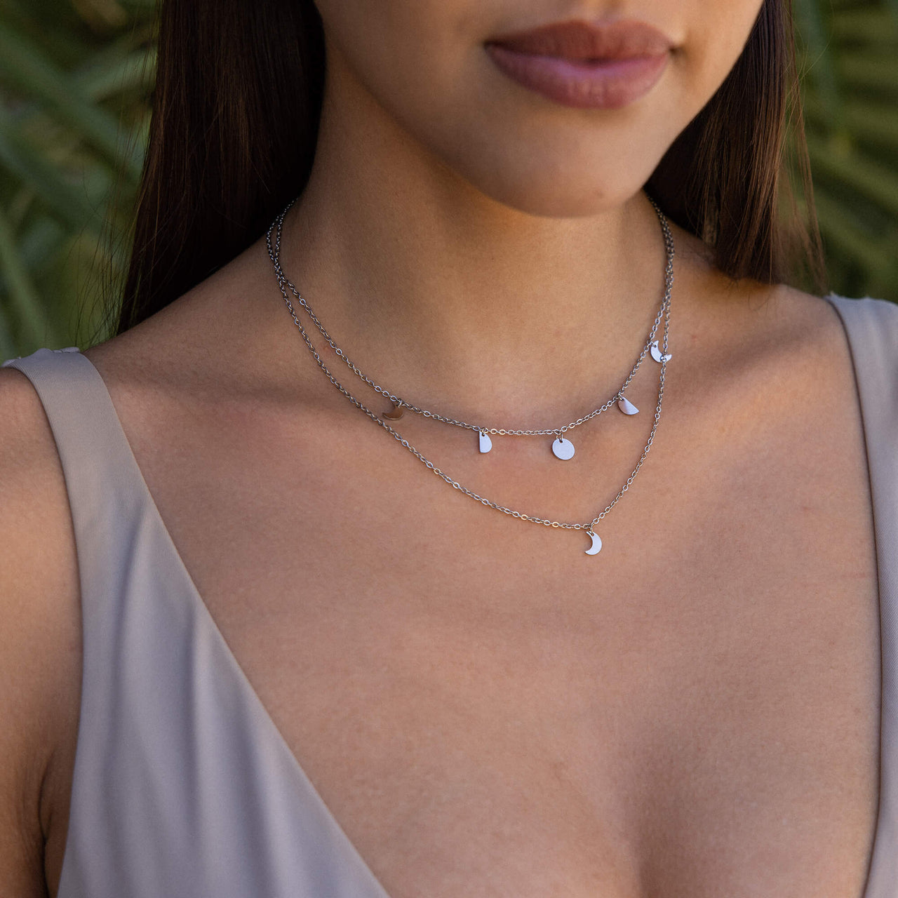 Silberne Kette mit Mond- und Tropfenanhängern, getragen von einer Frau, PURELEI.