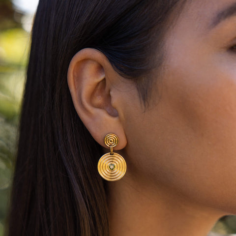 Artistic Ohrringe von PURELEI, 18K vergoldet, rund mit grünem Zirkonia, elegant und sommerlich inspiriert.