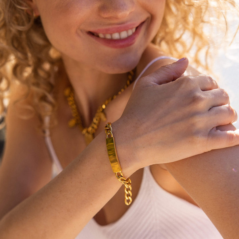 Goldenes Armband mit Kettendesign, getragen in warmem Licht – PURELEI.