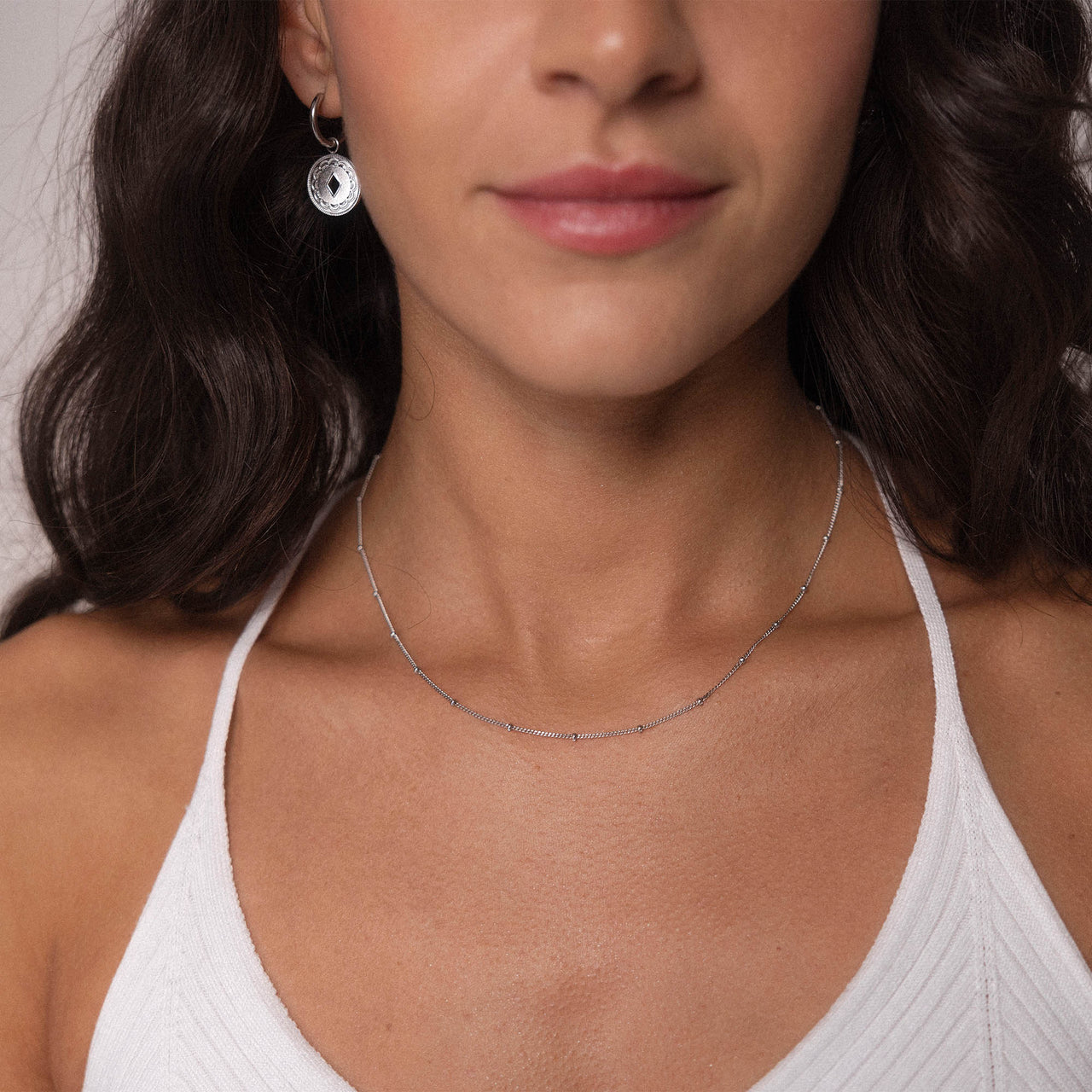 Feingliedrige Li’ili’i Kette aus nickelfreiem Silber von PURELEI, zart und elegant am Hals getragen.