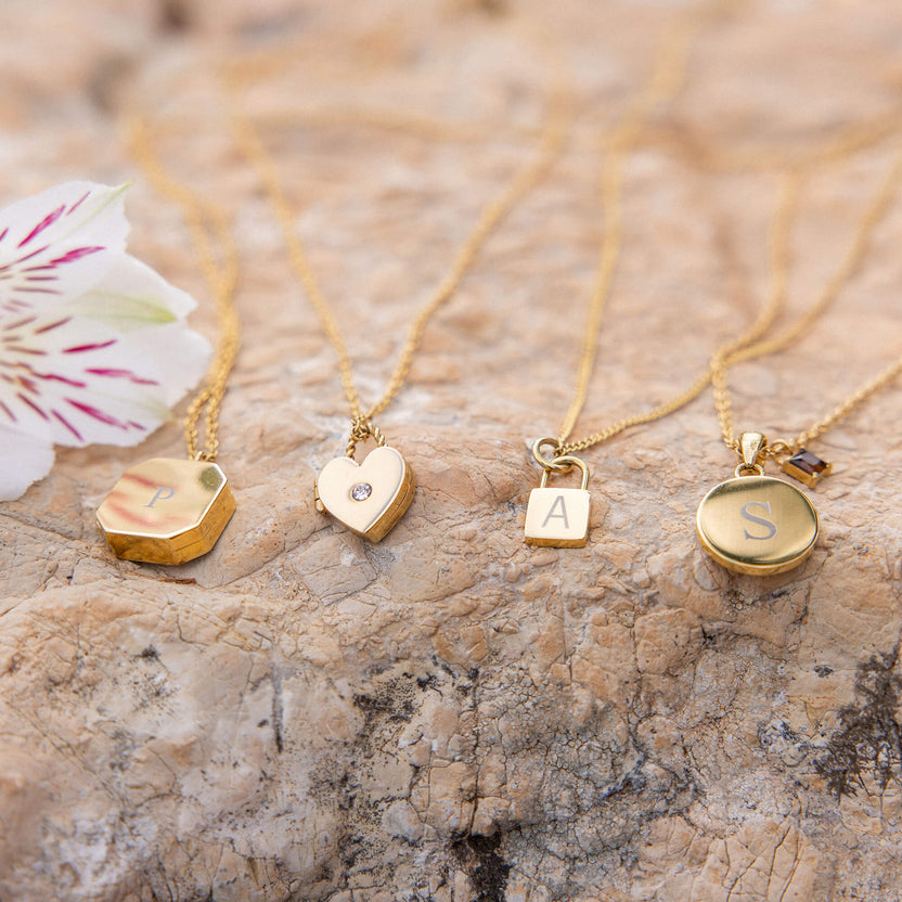 PURELEI Elegance Medaillon Kette aus goldvergoldetem Edelstahl mit personalisierbarem Anhänger auf natürlichem Stein.