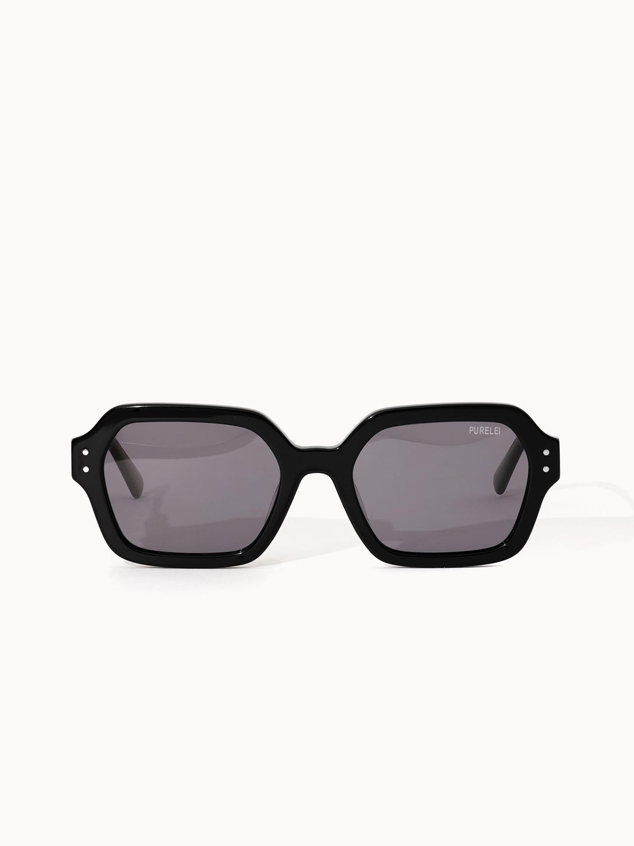 Coastal Core Sonnenbrille von PURELEI mit schwarzem Acetatgestell und markantem, oval-eckigem Design, elegant und modern.
