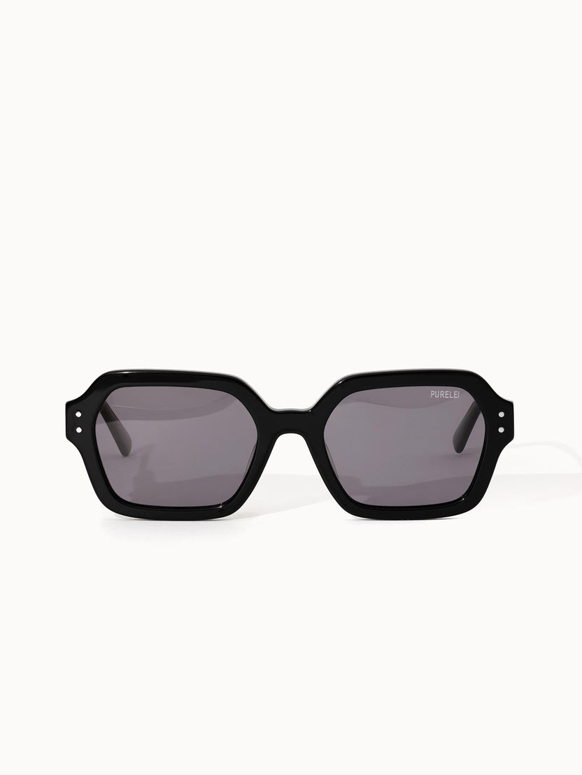 Coastal Core Sonnenbrille von PURELEI mit schwarzem Acetatgestell und markantem, oval-eckigem Design, elegant und modern.
