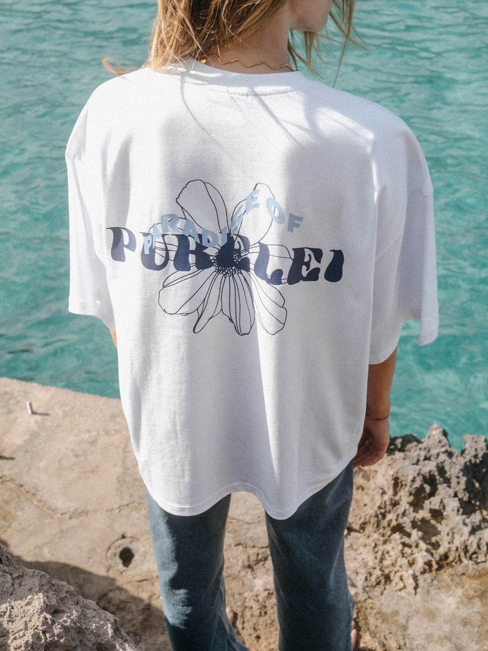 Weißes Blue Paradise T-Shirt mit blauem Hibiskus-Print, oversized, aus weicher Baumwolle von PURELEI.