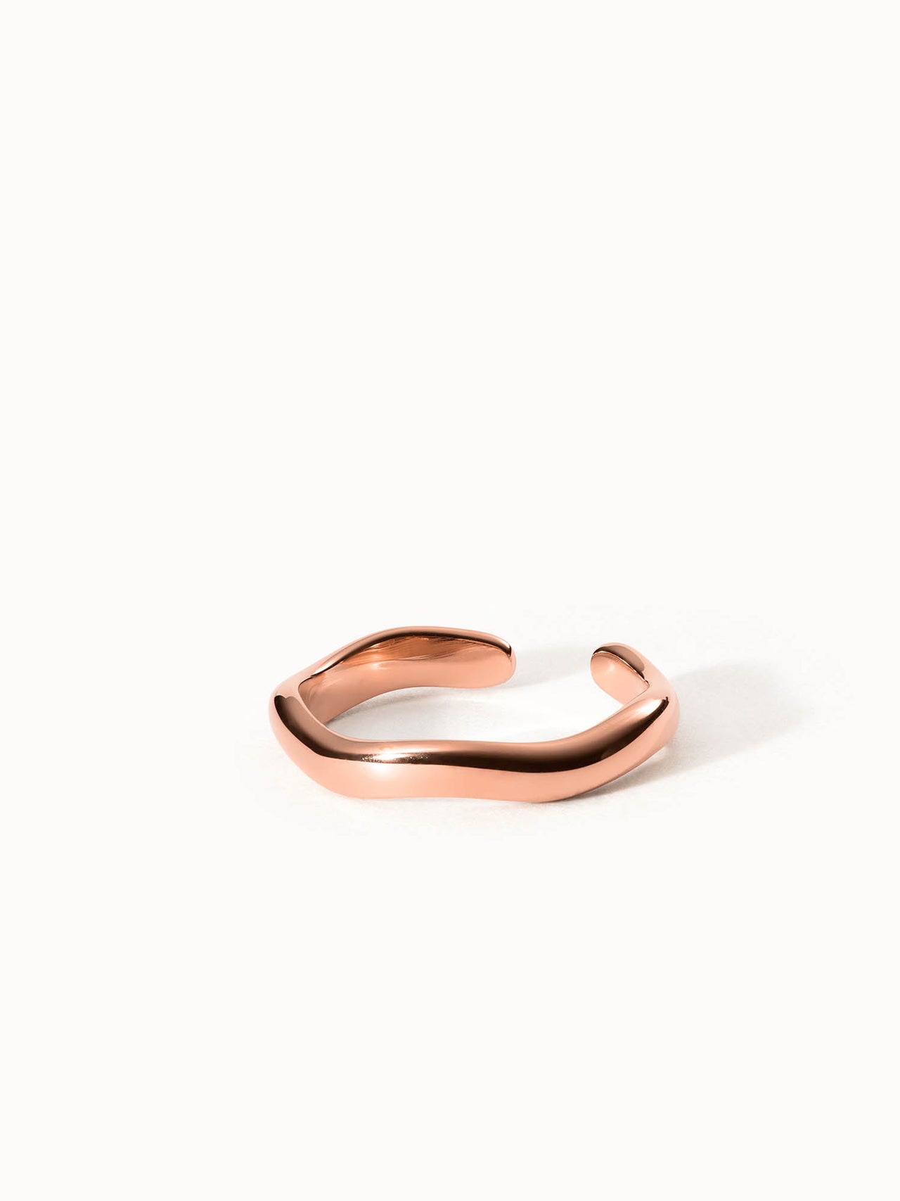 Roségoldenes, geschwungenes Ringdesign von PURELEI, elegant und modern.