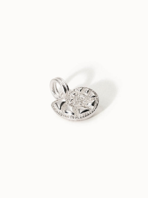 Silberner Anhänger mit filigranem Design von PURELEI, elegant und strahlend.