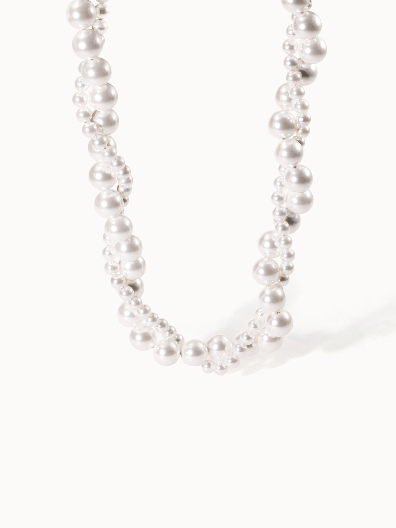 Perlenkette in strahlendem Weiß von PURELEI, elegant und feminin.