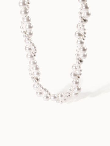 Perlenkette in strahlendem Weiß von PURELEI, elegant und feminin.