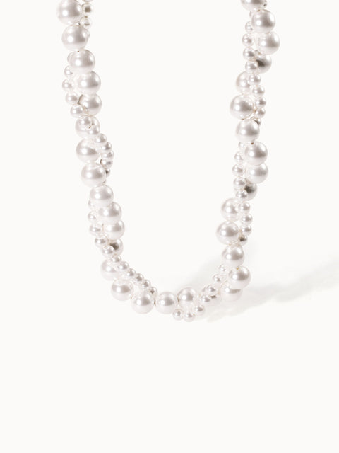 Perlenkette in strahlendem Weiß von PURELEI, elegant und feminin.