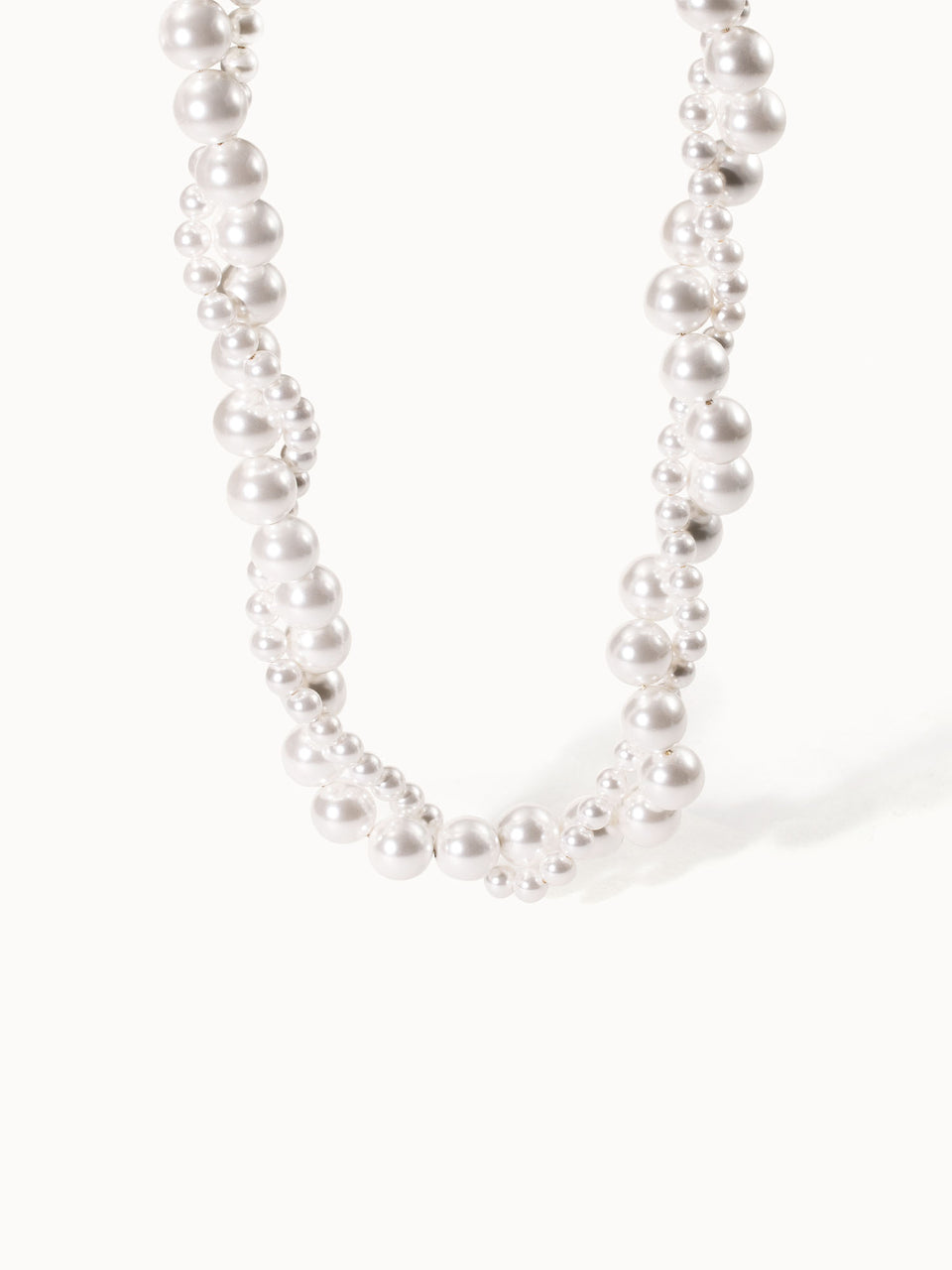 Perlenkette in strahlendem Weiß von PURELEI, elegant und feminin.