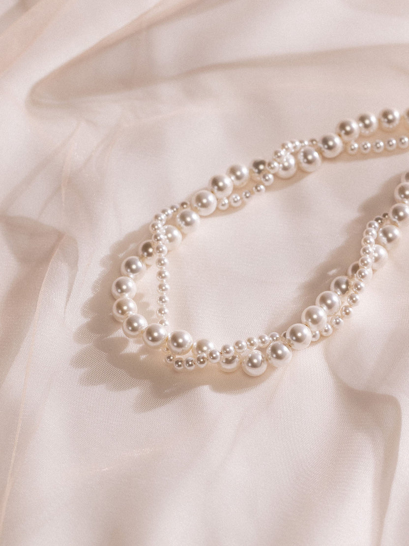 Pearl Elegance Perlenkette aus Muschelperlen auf zartem Stoff, PURELEI feminine Eleganz mit Island-Spirit.