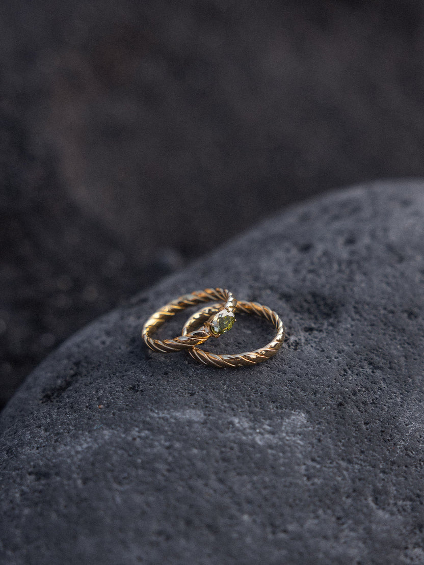 {"color":"Gold"}