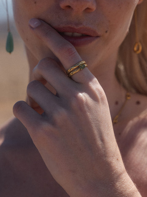 {"color":"Gold"}