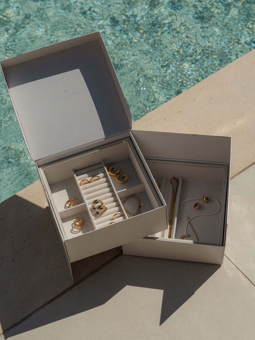 PURELEI Schmuckorganizer 2-er Set aus Greige Kunstleder mit Fächern für Ringe, Ketten und Armbänder, elegant und clean  

Erweiterte Bildbeschreibung: Das stapelbare Schmuckorganizer-Set besticht durch klare Linien und warme Greige-Töne, die Schmuckstücke stilvoll bewahren. Inspiriert von island-spirit sorgt es für eine feminine und elegante Ordnung.
