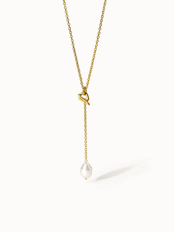 Aloha Perlenkette von PURELEI, goldene Y-Kette mit abnehmbarem Seashell-Perlenanhänger, elegant und feminin.