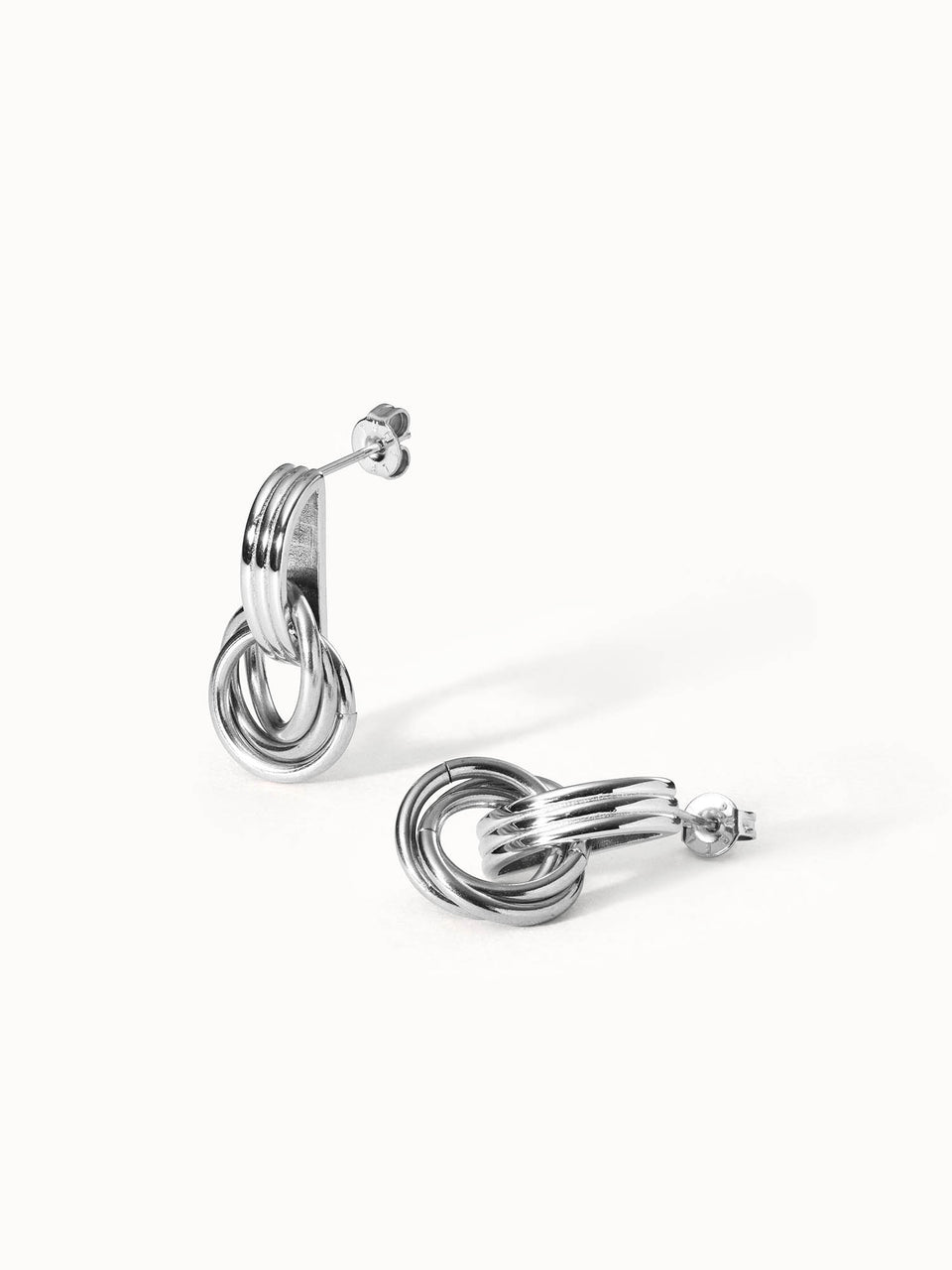 PURELEI He Nui Ohrringe aus nickelfreiem Silber mit ineinander verschlungenen Ringen, elegant und zeitlos.