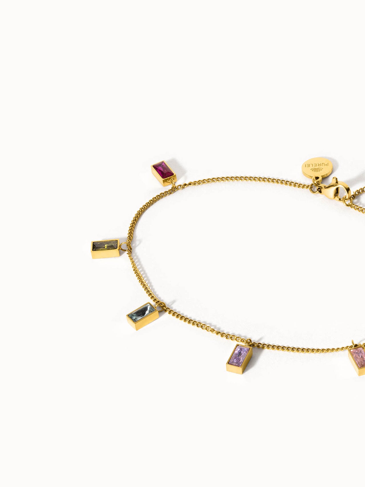 Rainbow Fusskettchen aus 18K vergoldetem Edelstahl mit bunten Zirkonia-Steinen, elegant und lebensfroh von PURELEI.