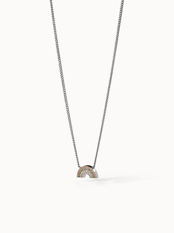 Silberne Kette mit Regenbogen-Anhänger, strahlend und elegant, von PURELEI.