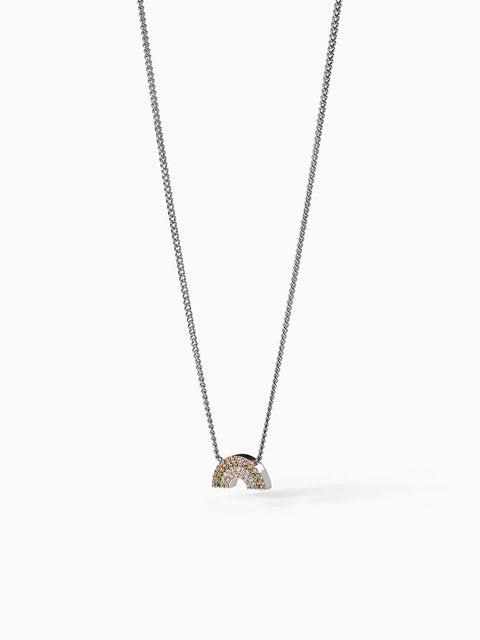 Silberne Kette mit Regenbogen-Anhänger, strahlend und elegant, von PURELEI.