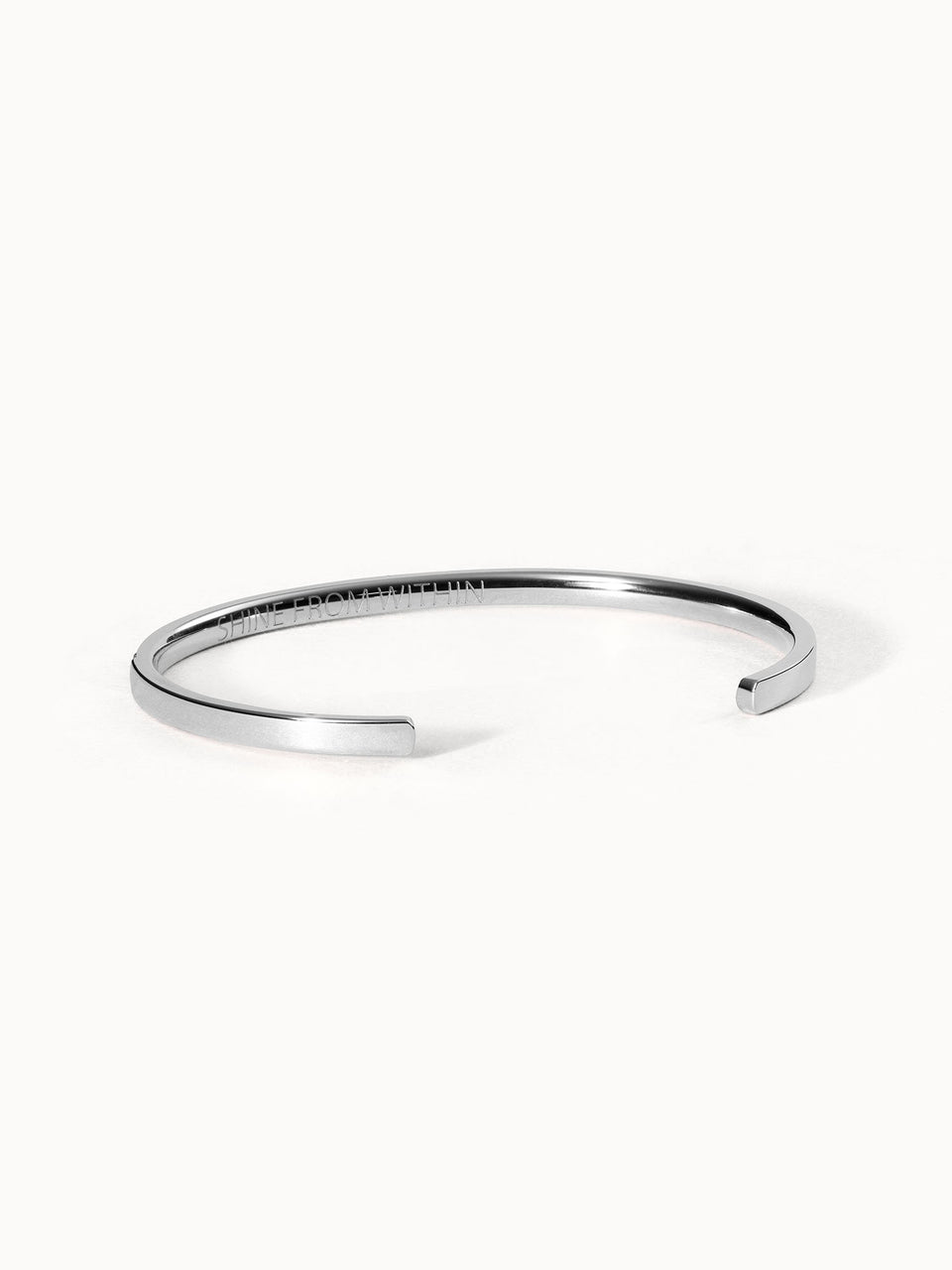 Silbernes, minimalistisches Armreif von PURELEI mit klaren Linien und elegantem Design.