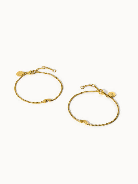 Zwei goldene Armbänder mit feiner Kettengliederung von PURELEI, elegant und feminin.