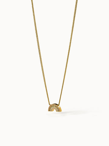Goldene Kette mit Regenbogen-Anhänger, funkelnd und elegant, von PURELEI.