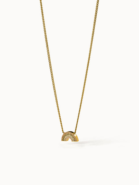 Goldene Kette mit Regenbogen-Anhänger, funkelnd und elegant, von PURELEI.