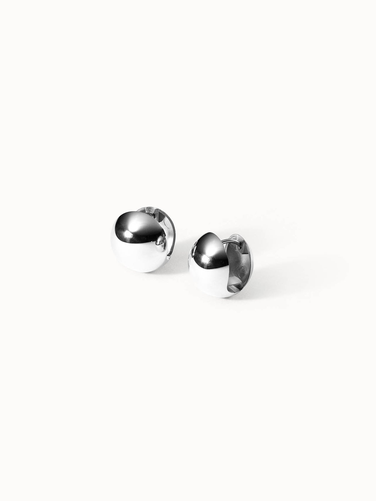 Nickelfreie, silberne Ohrstecker mit glänzender Oberfläche von PURELEI.