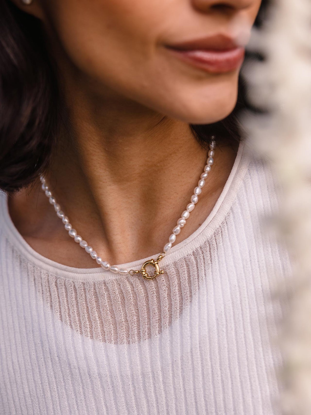 Perlenkette mit roségoldener Verschlussdetails, elegant und feminin, von PURELEI.