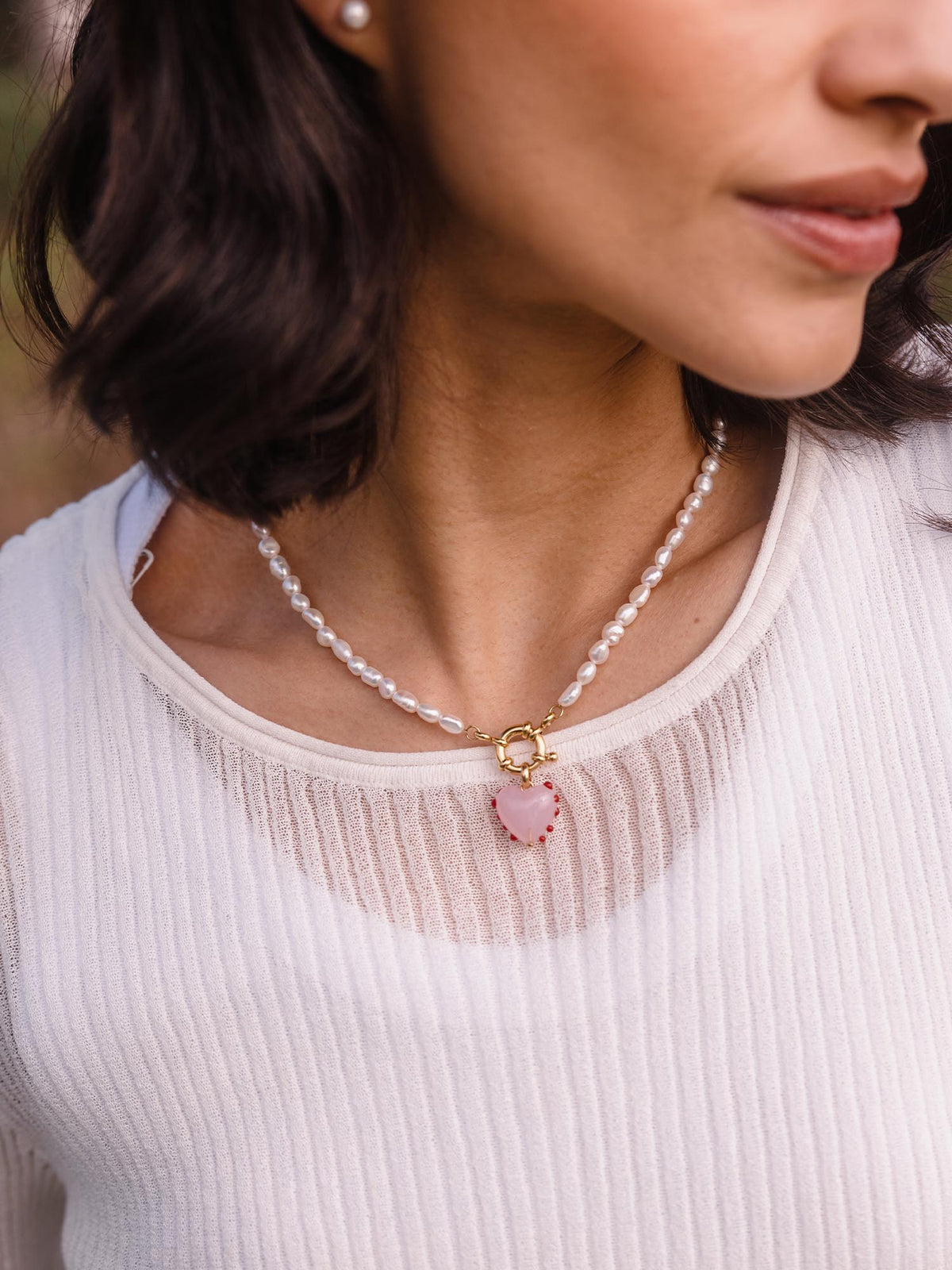 Perlenkette mit roséfarbenem Anhänger, elegant und feminin, von PURELEI.
